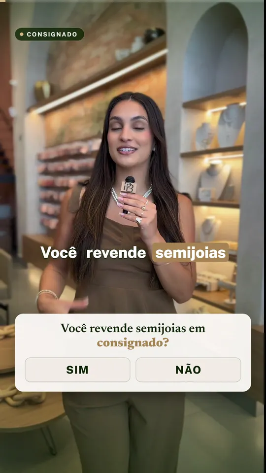 Consultora da Pedra Bruta no showroom, com microfone, e a enquete na tela: Você revende semijoias em consignado? Sim ou não.