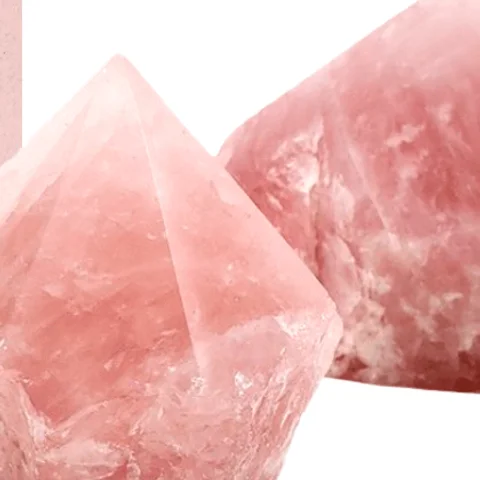 Duas pontas de quartzo-rosa bruto.