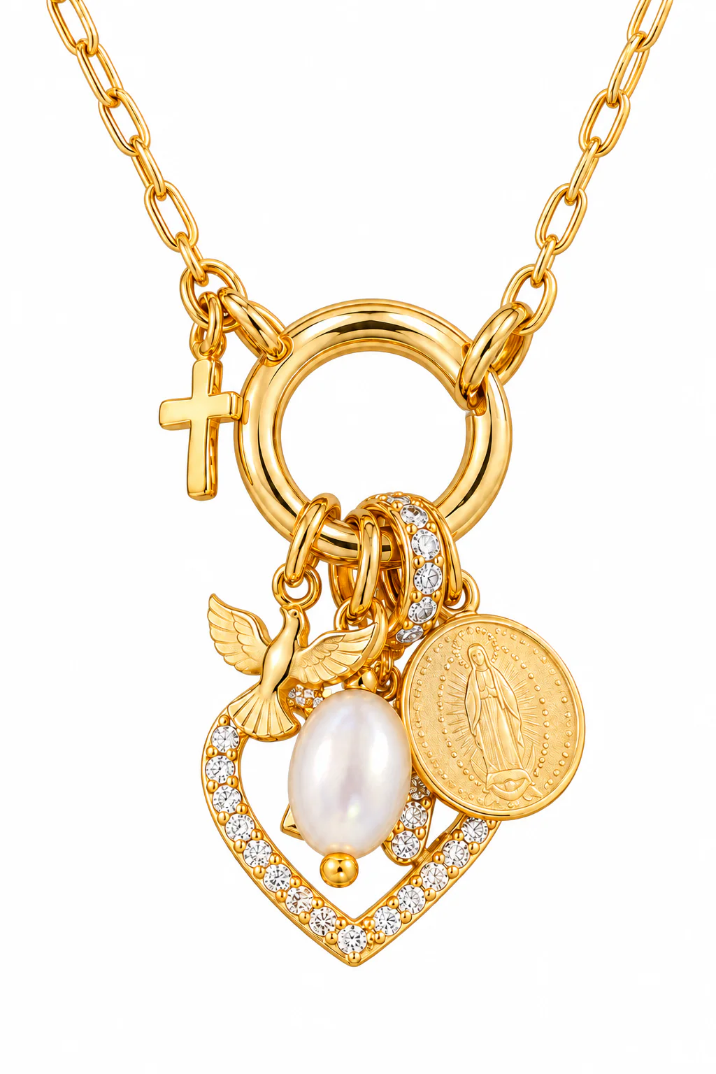 Detalhe do colar dourado com cruz, medalha religiosa, pomba, pérola e coração cravejado.