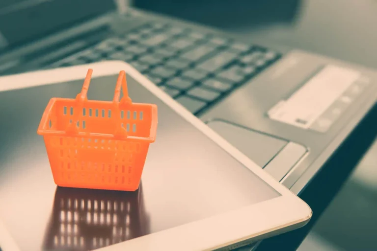 tablet-em-teclado-de-laptop-com-mini-cesta-de-comp-1 loja virtual