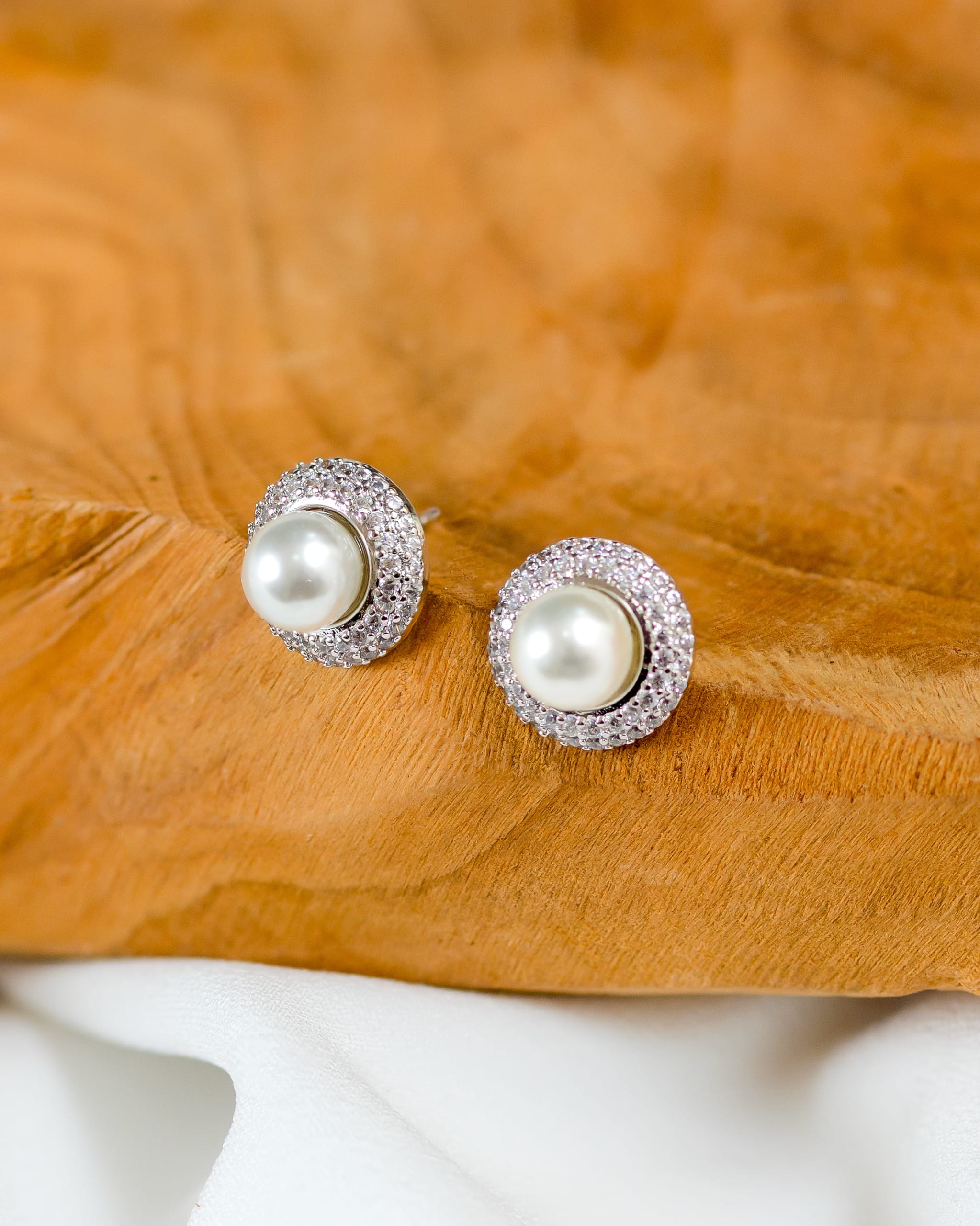 Brinco Cravejado com Pérola