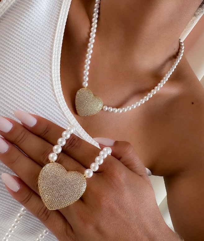 Pedra Bruta Atacado Semijoias Olha que lindo o nosso colar de pérolas Shell com pingente de coração cravejado! 😱♥️😱