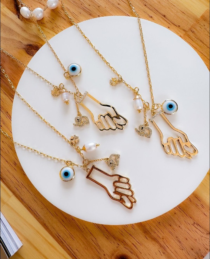 Patuás da Sorte! ♥️🍀🤞🏻 Artesanais, esses lindos patuás no colar longo com detalhes em pérolas de água doce vão encantar e conquistar as suas clientes! ♥️😍 revender semijoias