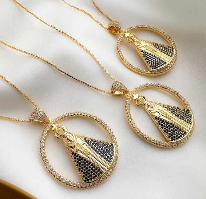Pingentes de Nossa Senhora Aparecida cravejados com microzircônias! ♥️ semijoias reliogsas
