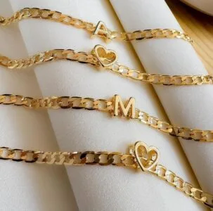 Pulseiras com pingentes de Letras no banho de Ouro 18k!! ♥️🥰♥️ Pedra Bruta Semijoias pingentes