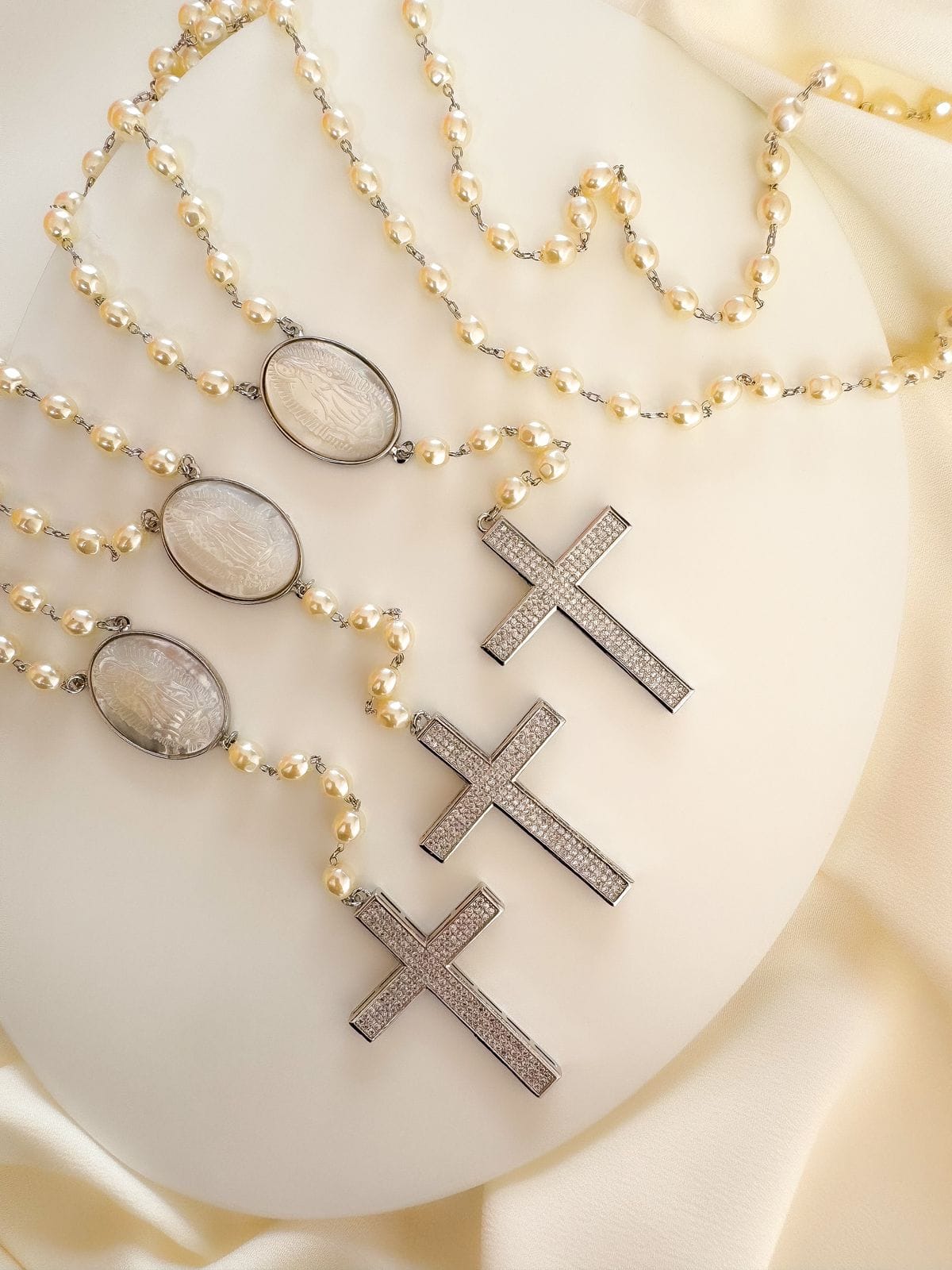 Terço de Noivas Nossa Senhora de Guadalupe na madrepérola Semijoias Atacado